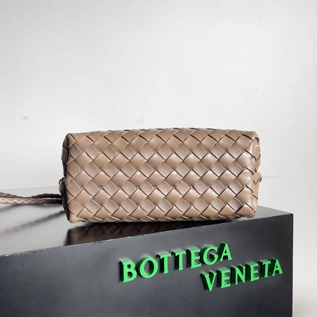 The 2023 new Andiamo batch of 1860 BV has been shipped‼ ️Really popular🔥The new Andiamo woven handbag launched by Bottega Veneta this season is really popular all over the world! ! Celebrities at home and abroad have worn it, and Oscar-winning actress Michelle Yeoh has taken it out on the street. Song Jia, Trai Yara, Yu Feihong, Sanji Ayaka, Rosie Hunting-Whiteley, Yoshioka Riho, etc. have all picked up this bag. It is classic and versatile, showing off its temperament, and the bag capacity is also large, which is very convenient for daily commuting! ! A variety of carrying methods, the shoulder straps can be adjusted by yourself, the original lambskin feels soft and delicate, and the neutral style is made to break gender boundaries and bring a more practical and longer-lasting use experience. Andiamo, which has both elegant and casual styles, perfectly interprets the true appearance of "fashionable old money style". Style number: 743568 Size: 25*22*10.5cm